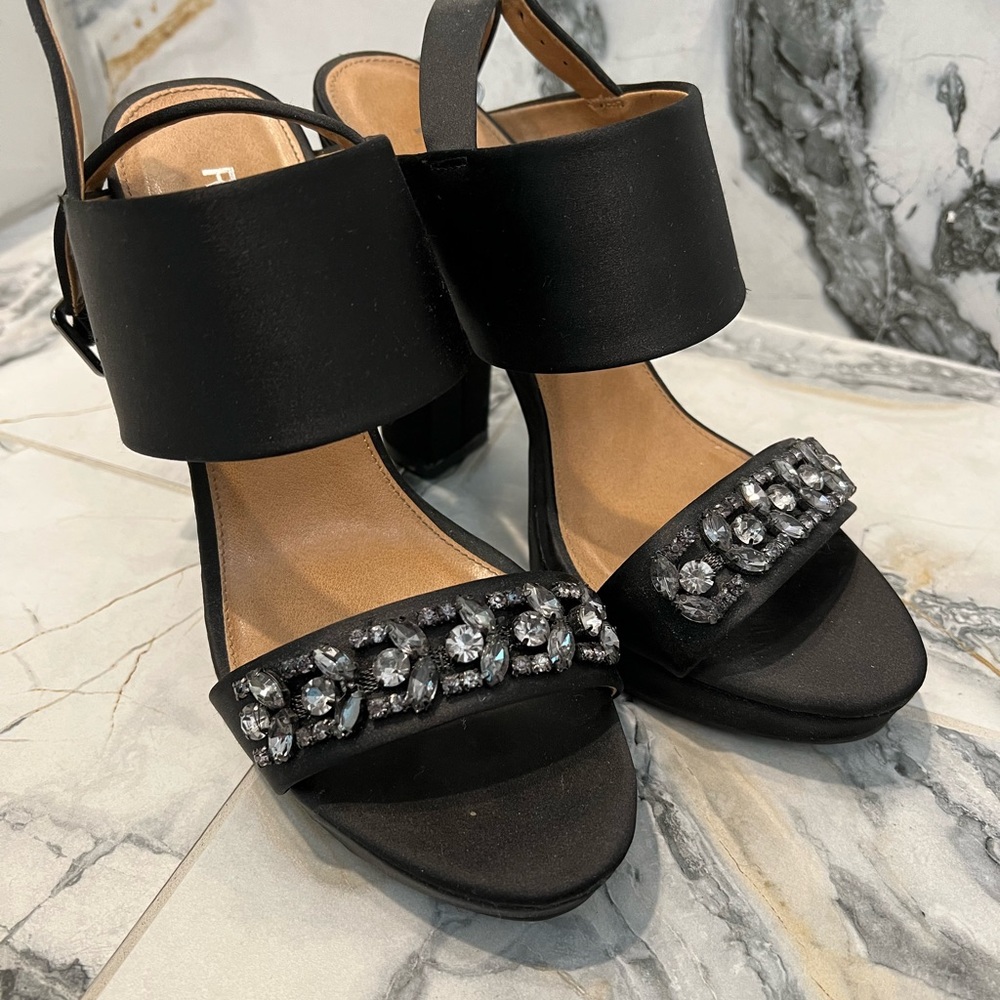 Beautiful, elegant sandals. report brand